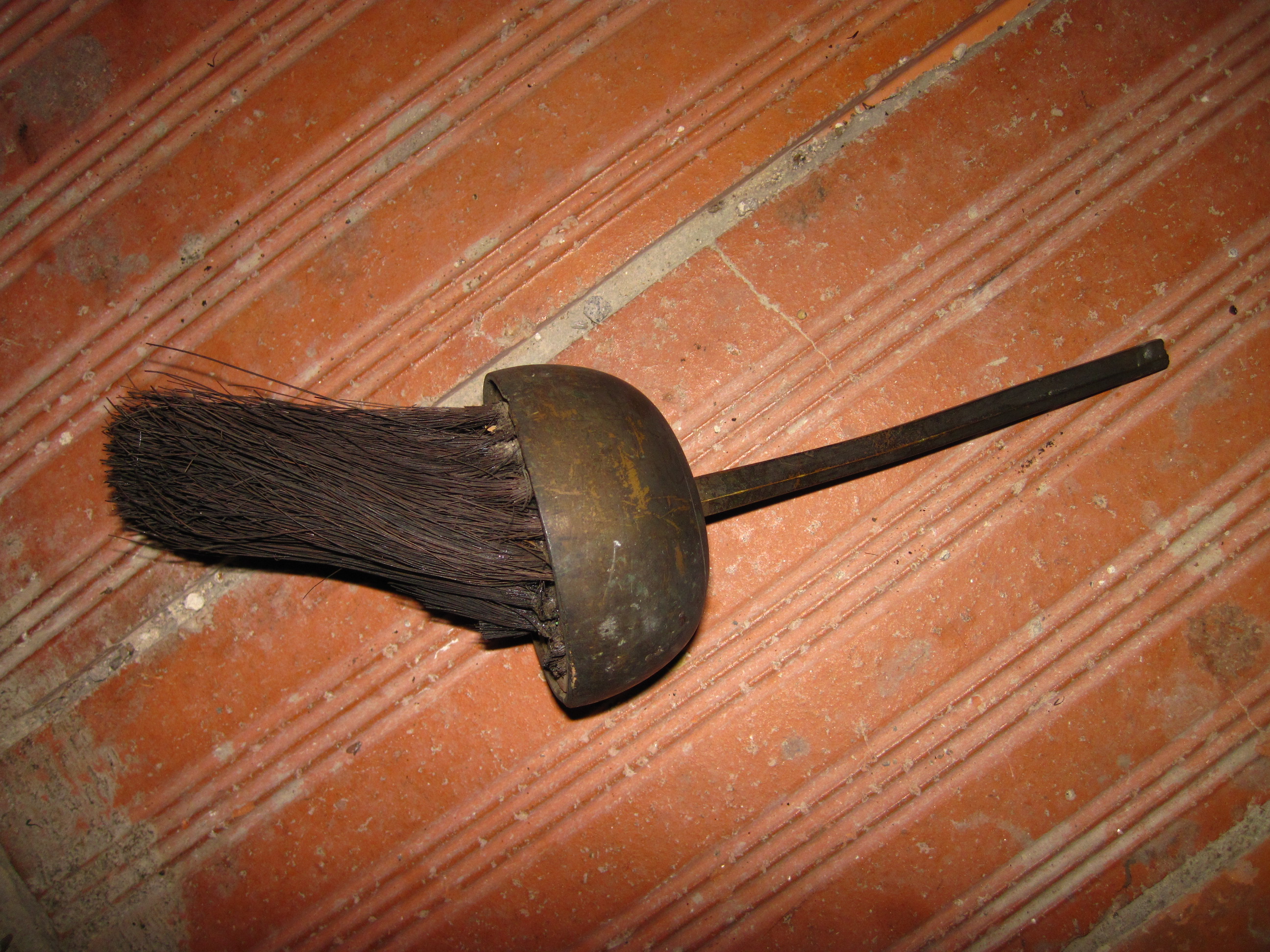 Garniture de cheminée : balayette d'âtre